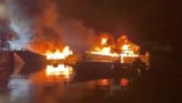 「夜の漁港が炎に包まれた」無人の小型船3隻が焼ける　原因は調査中   鹿児島・瀬戸内町