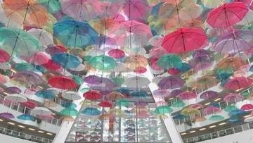 梅雨でも気分は晴れやか　ホテル京セラの「アンブレラスカイ」、1400本の傘が空間を彩る
