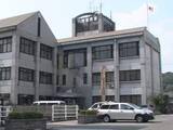 「前を走っていたバイクに故意に衝突しけがをさせた疑い　軽自動車に乗っていた夫婦を逮捕　運転手の妻は容疑否認し助手席の夫が「自分がハンドル切った」と容疑認める」の画像1