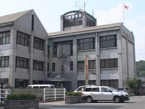 前を走っていたバイクに故意に衝突しけがをさせた疑い　軽自動車に乗っていた夫婦を逮捕　運転手の妻は容疑否認し助手席の夫が「自分がハンドル切った」と容疑認める