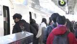 「年末年始の”帰省ラッシュ”のピーク　新幹線は朝から混雑」の画像1