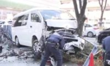 【速報】衝突事故から乗用車が歩道に乗り上げ　前方大破　計３人が病院搬送　巻き込まれた歩行者はいない　大阪・北区