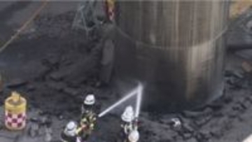 消防が“パイプに注水して沈める”作業続く　新御堂筋で「長さ約30メートル・直径約5メートルの鉄パイプ」が地中から一時10メートル超せり上がる　一部通行止め続く