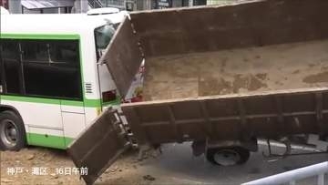 【速報】「ブレーキが利かなくなった」神戸・灘区でトラックがバスに突っ込んだ事故　トラック運転手が警察に説明　現場付近では先月にも“フェード現象”とみられる事故　神戸・灘区