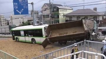 【速報】神戸・灘区の下り坂で市バスに追突のトラック　ブレーキ部品に“焼けた痕跡”「フェード現象」起きたか…９月発生の事故で兵庫県警　８月にも大型レッカー車の事故