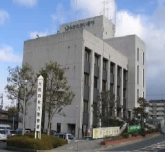 ミニバイク同士が交差点で衝突　70歳男性が死亡　一時停止義務のある側から進入か　帰宅途中の58歳女性公務員と接触　大阪・枚方市