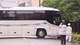 「私立清風中学・高校の植え込みにバスが突っ込む　運転手がはさまれ病院搬送も意識あり　大阪・天王寺区」の画像1