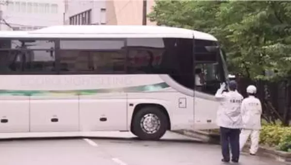私立清風中学・高校の植え込みにバスが突っ込む　運転手がはさまれ病院搬送も意識あり　大阪・天王寺区
