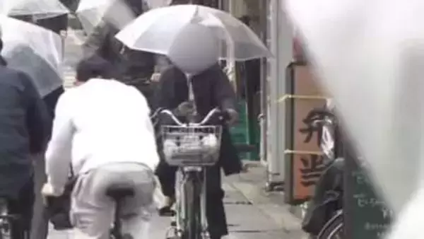 「傘さし運転」は絶対やめて！「傘スタンド」で固定できる傘は「幅30センチまで」違反の恐れ　自転車青切符導入で取り締まり強化か　「自転車は交通弱者ではない」と専門家