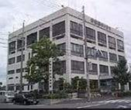 【速報】18歳男性が全身を強く打ち死亡　深夜の交差点でバイクと車が出会い頭に衝突　「男性が起き上がらない」と通報　車を運転していた50歳男性は軽傷　大阪・岸和田市