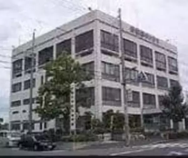 【速報】18歳男性が全身を強く打ち死亡　深夜の交差点でバイクと車が出会い頭に衝突　「男性が起き上がらない」と通報　車を運転していた50歳男性は軽傷　大阪・岸和田市