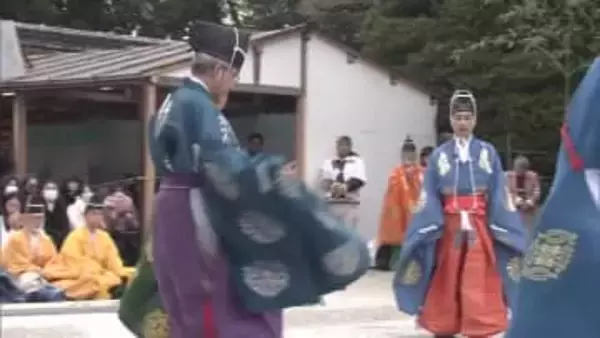 世界遺産・下鴨神社で新春恒例の「蹴鞠はじめ」　色鮮やかな装束の鞠人が無病息災を祈願　鞠を蹴りつなぎ参拝者から歓声 　京都
