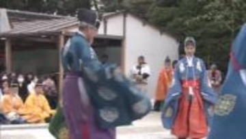 世界遺産・下鴨神社で新春恒例の「蹴鞠はじめ」　色鮮やかな装束の鞠人が無病息災を祈願　鞠を蹴りつなぎ参拝者から歓声 　京都