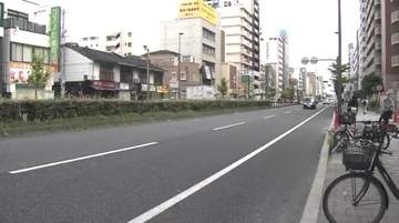 尼崎市でひき逃げか　歩行者の男性がバイクにはねられろっ骨と足首を折る重傷　警察は走り去ったバイクの行方を追う