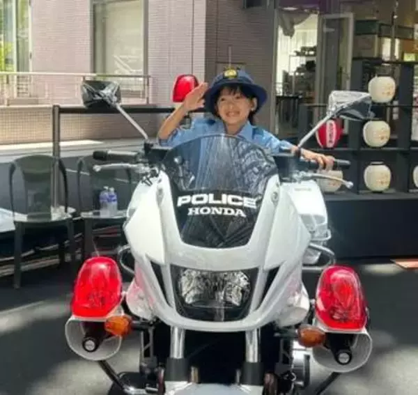 白バイやパトカーに乗って笑顔　親子で楽しみながら「防犯」を学ぶ体験イベント　「知らない人にはついていかない」オリジナルしおりも作成　大阪・堺市