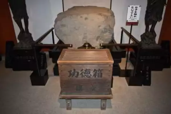 【速報】奈良の薬師寺にある国宝「仏足石」に液体のようなものがかけられた痕跡　警察が文化財保護法違反の疑いで捜査