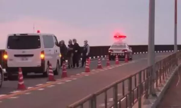 変死女性の死因は「ひも状のもので首を圧迫された窒息」　警察は殺人事件として捜査　大阪・大正区「なみはや大橋」の下の台船で血を流して倒れているのが見つかり警察が捜査