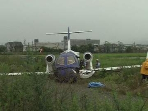 【速報】小型機「ホンダジェット」機がオーバーランしフェンスに衝突　飛行機に乗っていた３人にけがなし　大阪・八尾空港