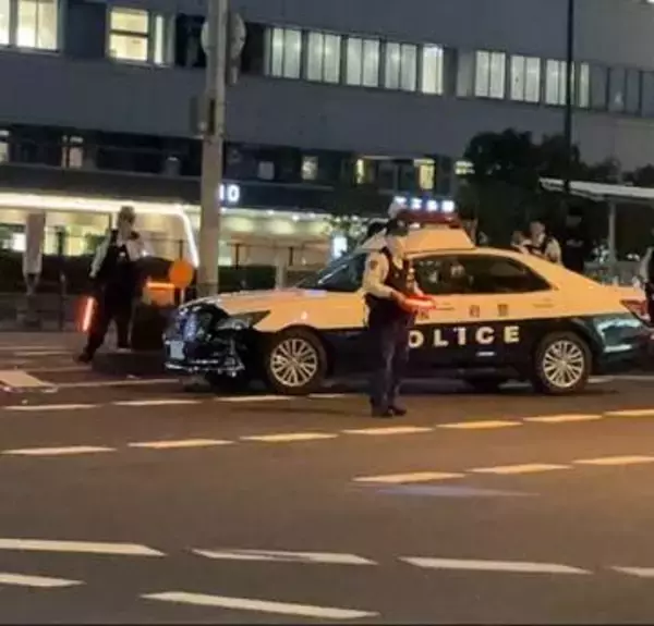 パトカーに車を当て逃走　窃盗事件の容疑車両　警察官の目の前で急発進し衝突　逃げた車は別の警察署管内で乗り捨て　大阪・天王寺区