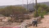 「【現場報告】土砂でせき止められた川　川の水が行き場を失い道路に…　住民が手作業で土砂をかき出す様子も　石川・羽咋市」の画像1