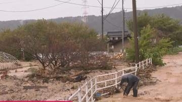 【現場報告】土砂でせき止められた川　川の水が行き場を失い道路に…　住民が手作業で土砂をかき出す様子も　石川・羽咋市