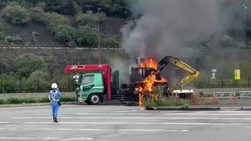 【速報】新名神・宝塚北SAで積み荷の重機が燃える火事　併設のスマートICが一時通行止め…現在は復旧　けが人なし　兵庫・宝塚市