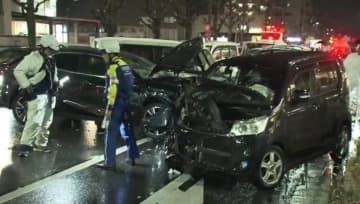 車５台が絡む事故　４０代女性が意識不明の重体で搬送　女性の1歳の娘など２人もケガ　何らかの理由で女性が運転する車が対向車線にはみ出す　京都・右京区