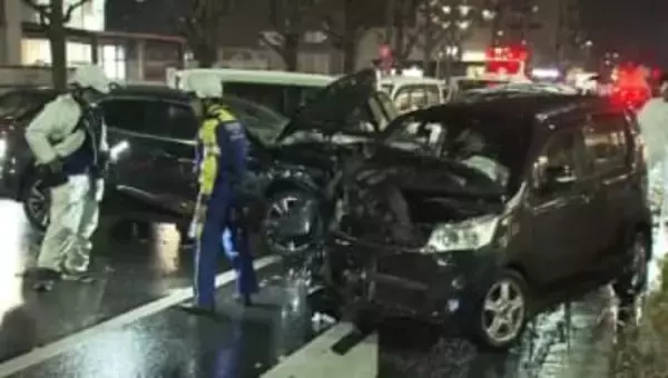 車５台が絡む事故　４０代女性が意識不明の重体で搬送　女性の1歳の娘など２人もケガ　何らかの理由で女性が運転する車が対向車線にはみ出す　京都・右京区