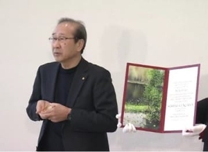 ノーベル化学賞授賞　北川進さん　スウェーデンから帰国「”MOF”さらに深めたい」