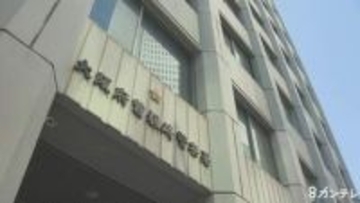 パトカー追跡の軽自動車が急発進…警察官に車ぶつけようとしたか　40代くらいの男を逮捕　警察官は逃走車の窓ガラスを割って男を確保　同乗の男女2人は逃走中　大阪・北区