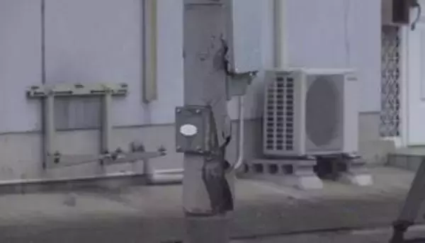 83歳男性が運転する車が信号柱に衝突したはずみで「下校中の小学生２人」に接触　１人は骨折の大けが　和歌山・岩出市の交差点