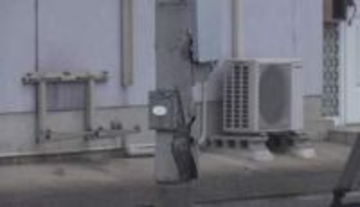 83歳男性が運転する車が信号柱に衝突したはずみで「下校中の小学生２人」に接触　１人は骨折の大けが　和歌山・岩出市の交差点