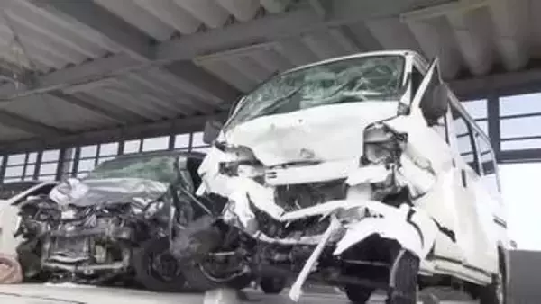 「近くの料金所でUターンする車が目撃」　西名阪自動車道“正面衝突”事故　軽自動車の77歳男性と40代の息子とみられる男性死亡　軽貨物自動車に乗っていた男性（32）も意識不明の重体