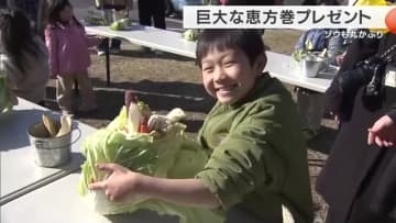 節分を前にゾウも丸かぶり　巨大な恵方巻プレゼント　人参やバナナが具材に　推定54歳の2頭が豪快に味わう　和歌山・アドベンチャーワールド