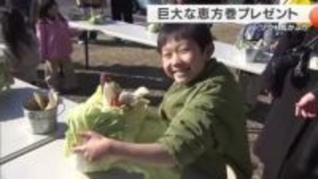 節分を前にゾウも丸かぶり　巨大な恵方巻プレゼント　人参やバナナが具材に　推定54歳の2頭が豪快に味わう　和歌山・アドベンチャーワールド