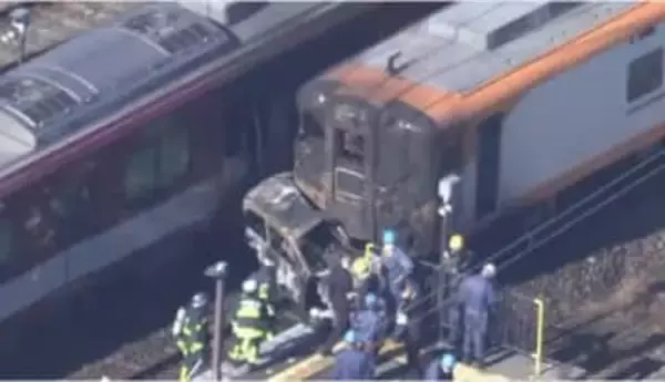 近鉄特急と衝突・炎上の軽自動車　直前に別の車に追突して踏切進入か　追突された車は退避して無事　京都・精華町