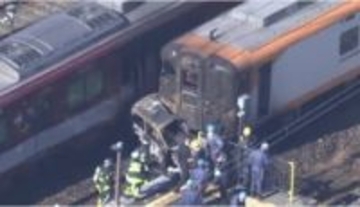 近鉄特急と衝突・炎上の軽自動車　直前に別の車に追突して踏切進入か　追突された車は退避して無事　京都・精華町