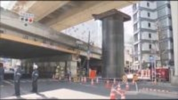 梅田の路上に突如“巨大鉄パイプ”出現で大混乱　「物体が一気に立って何のことかさっぱり分からなかった」　朝の通勤時間帯、広い範囲で大きな影響