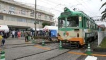 電車と綱引きも！路面電車を運行するとさでん交通がGW恒例の「電車の日」イベント開催　家族連れやファンが詰めかけにぎわう【高知】