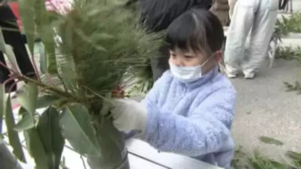 全校児童7人参加、小学校で「ミニ門松」作り　地域住民との共同作業、保育園・郵便局などに飾られる