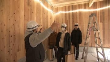 木製パネル「CLT」活用の建設現場で説明会　コンクリートより軽く耐久・耐火性に優れ、参加者は「思った以上に断熱効果が高い」と関心寄せる