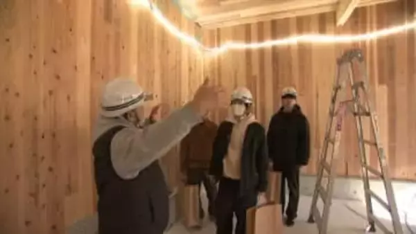 木製パネル「CLT」活用の建設現場で説明会　コンクリートより軽く耐久・耐火性に優れ、参加者は「思った以上に断熱効果が高い」と関心寄せる