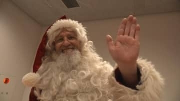 「サンタさんはなぜ欲しいおもちゃがわかるの？」本場・フィンランドのサンタの答えは？ハグやプレゼントに子どもたちは大喜び