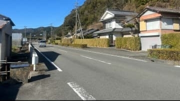 自転車で国道を横断中の男性、車にはねられ意識不明の重体⋯男性は高齢とみられるも身元わからず特定進める【高知・須崎】