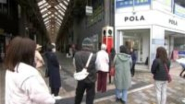 商店街の“空き店舗”活用に向け見学ツアー　賃料、立地、アーケードの木の温もり…出店希望者らが熱視線