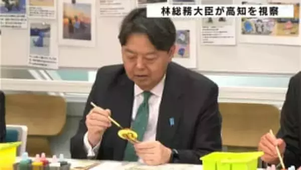 林芳正総務大臣、フィギュア製造見学・塗装体験で行政・企業連携まちづくりに関心「成功している取り組みには、一生懸命やっている人が…」
