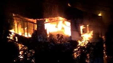 「火事かもしれません」深夜に住宅を全焼する火事、約4時間後に鎮火するも隣接する倉庫や車も焼損　救急搬送された男性は命に別状なし【高知】