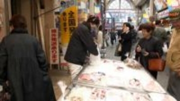 餅は価格上昇も売れ行き上々　練り物は去年の2倍用意　年の瀬の“高知市民の台所”去年よりも多い人出に【高知】