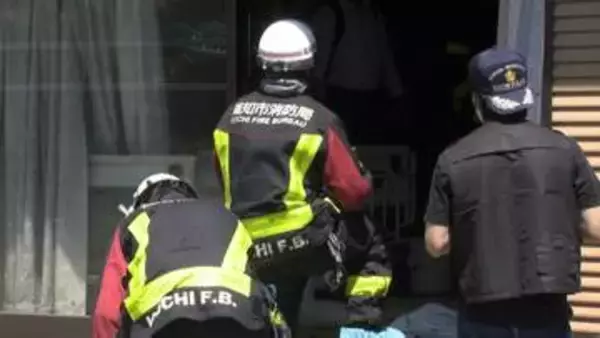 玄関先まで煙が充満…台所焼く火事で男性1人搬送も命に別状なし　当時、火を使っていたとみられ警察と消防が詳しい原因調査中【高知】