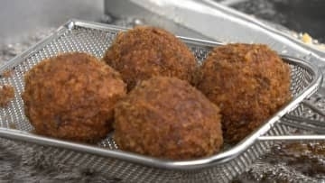 「1日5000個売れる」メンチカツも！高知大丸で「THE TIME, ＆ おめざグルメフェスタ」開幕